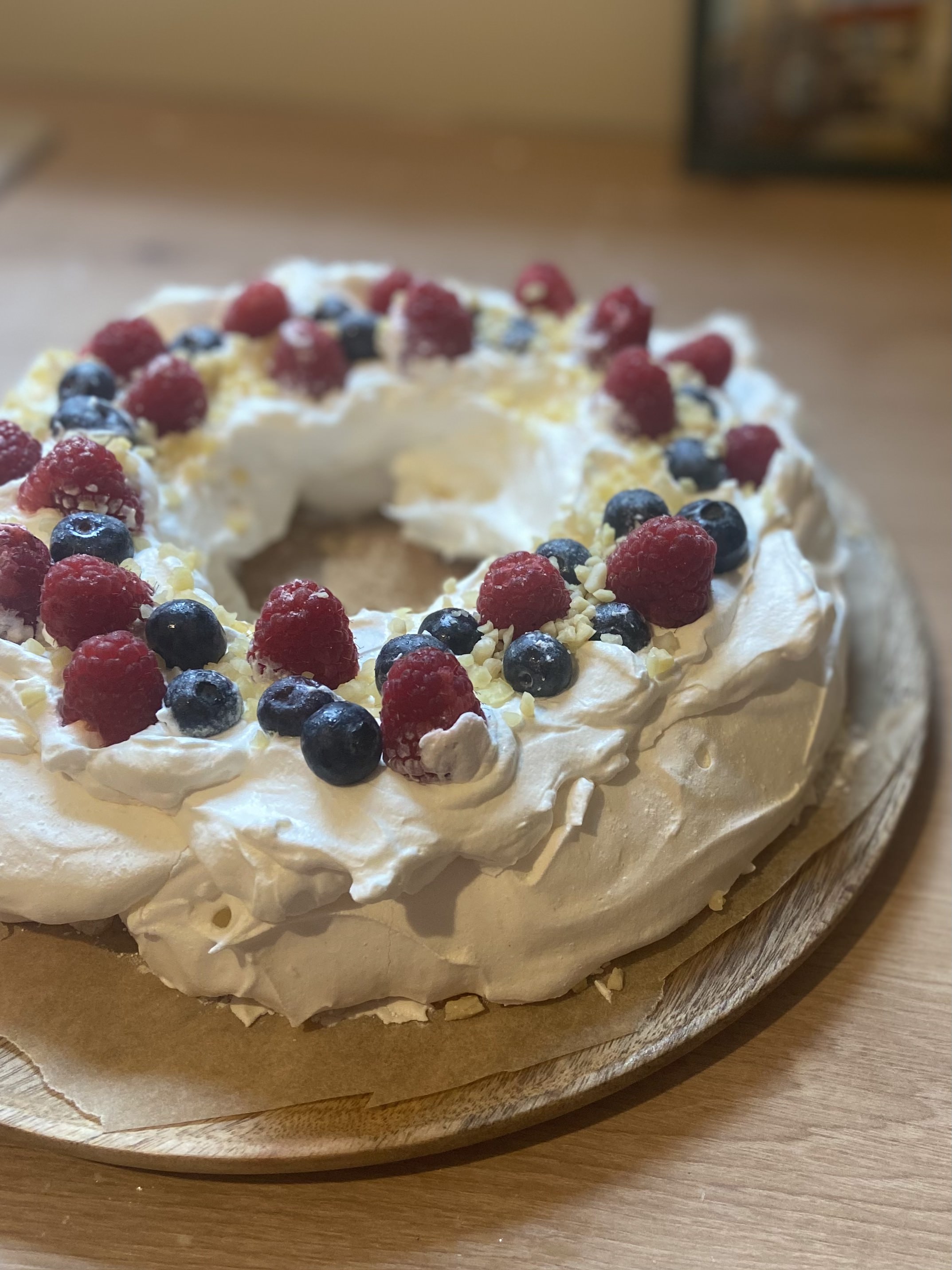 Pavlova torta u obliku vijenca